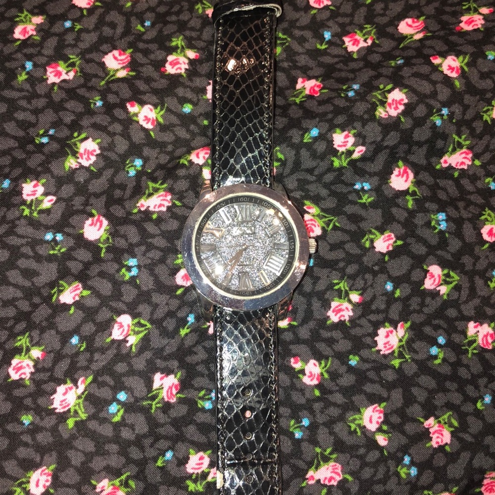 Quartz watch with 7 interchangeable bands!